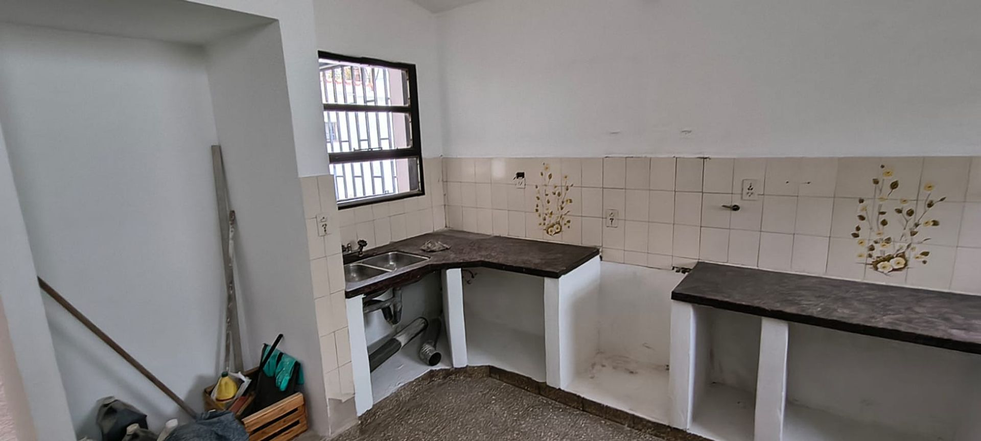 02 - Cocina con mesada y bacha sobre ventana exterior