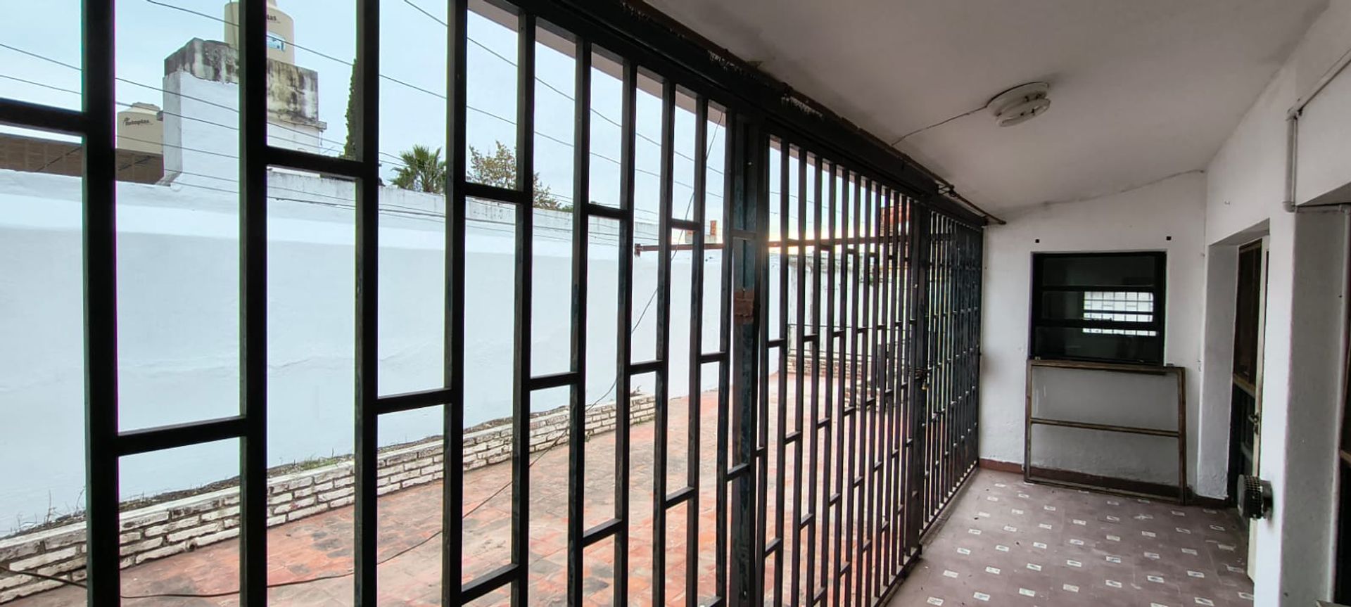 02 - Galería cerrada con rejas de seguridad hacia el patio