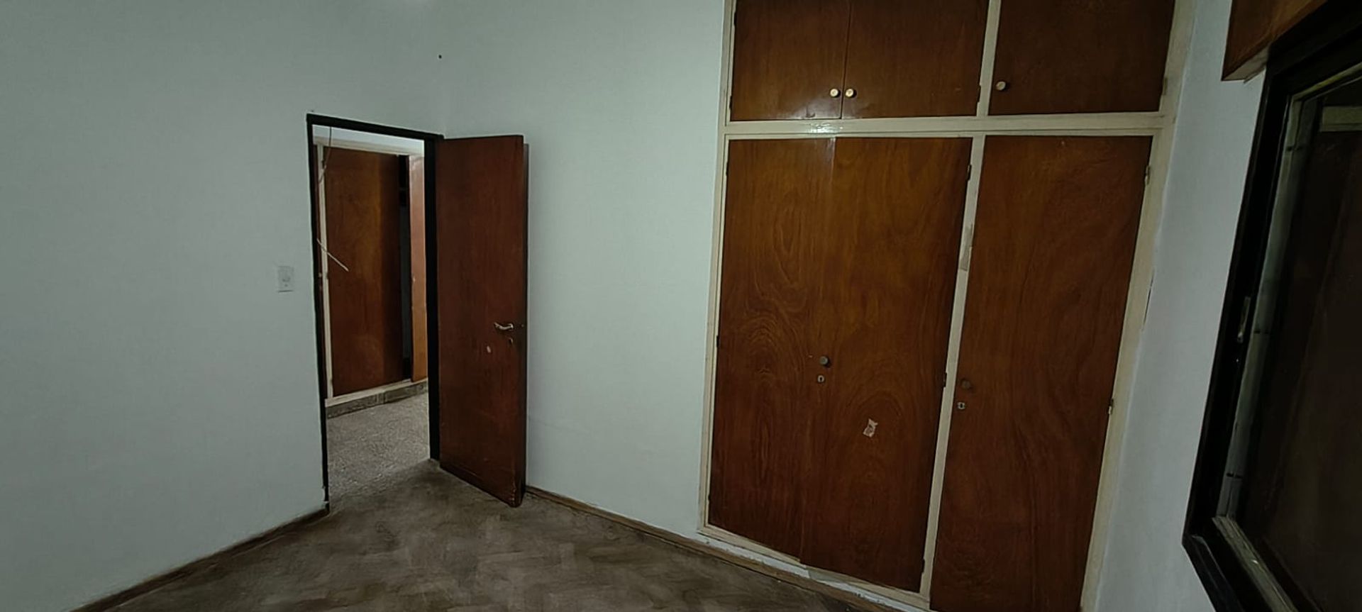 03 - Dormitorio principal con placard de madera empotrado