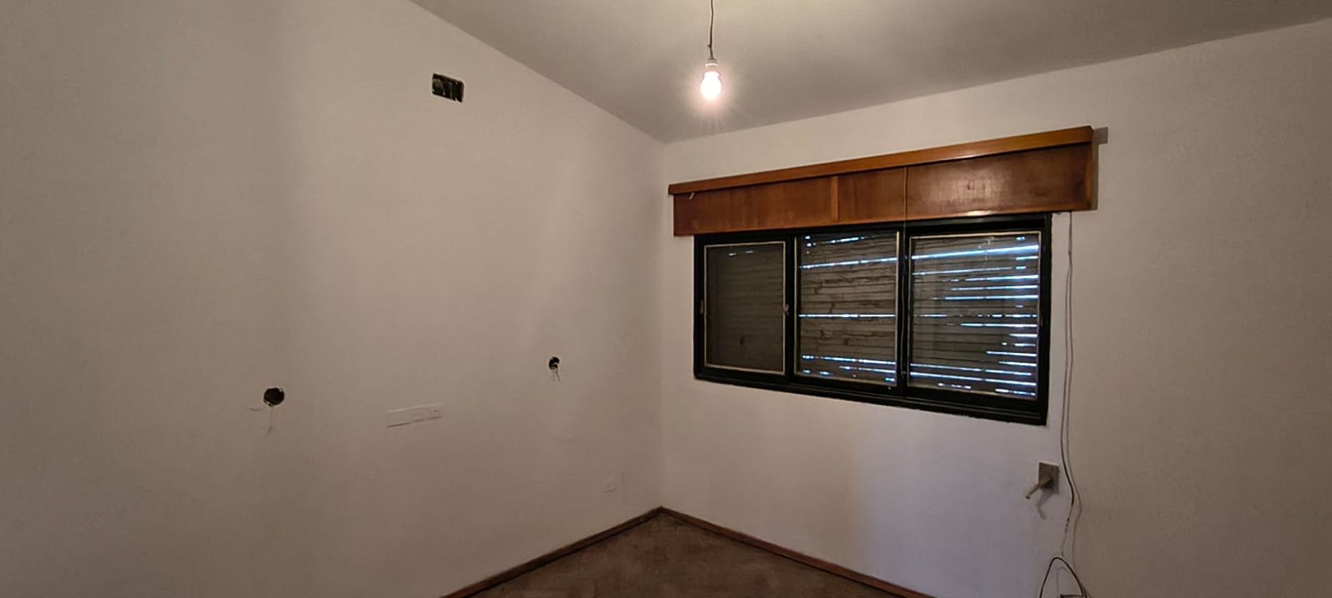03 - Dormitorio secundario con ventana de madera