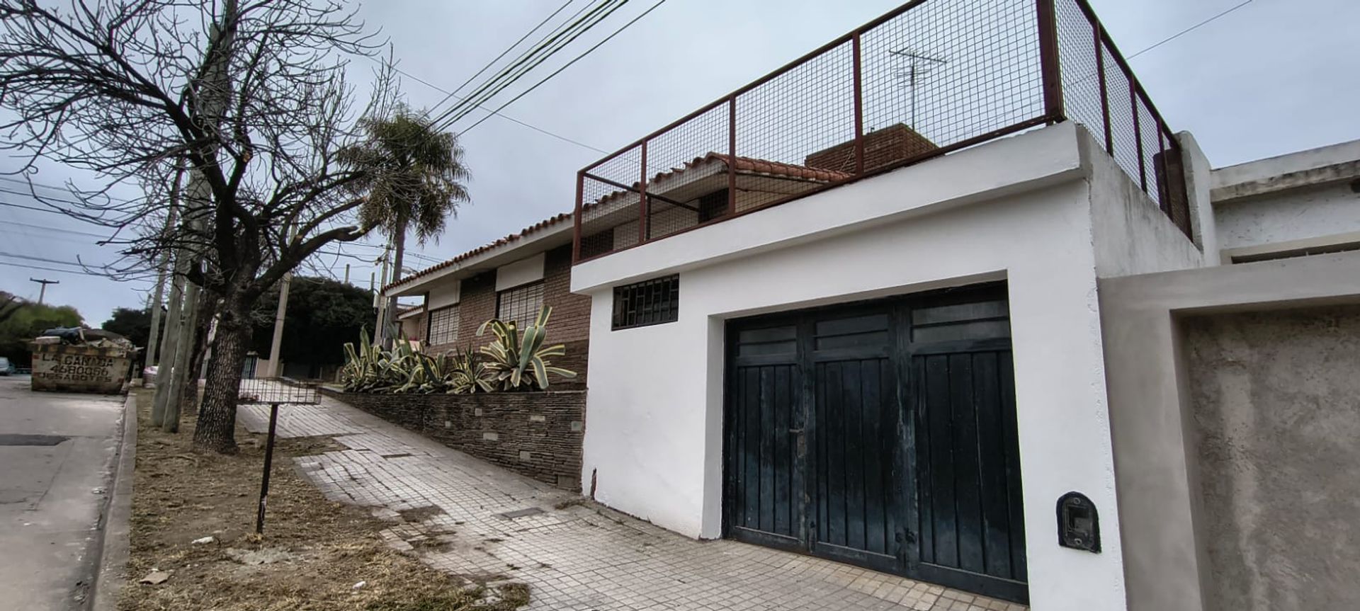 05 - Portón blanco de cochera cubierta y terraza